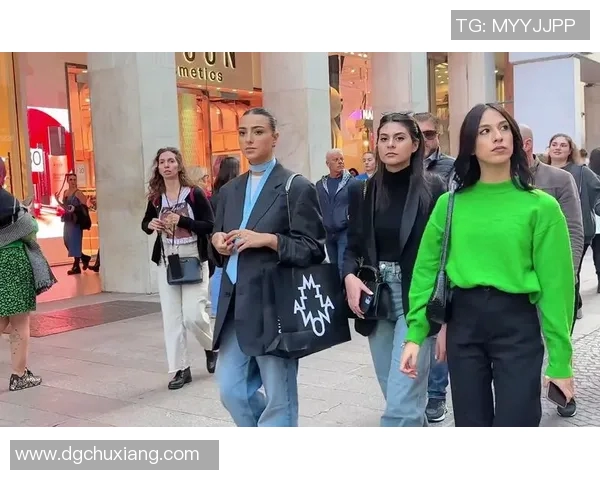 足球明星闲暇时光街头购物探秘时尚与运动的完美结合 足球明星闲暇时光街头购物探秘时尚与运动的完美结合